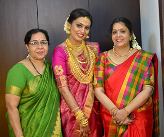 My Amma was very keen to have Makup for me on my Wedding day, by the same Beautician-Mrs.Retha Koshy of Urvasi Beauty Parlour who did bridal Makup for Amma 25 years back. Sonia